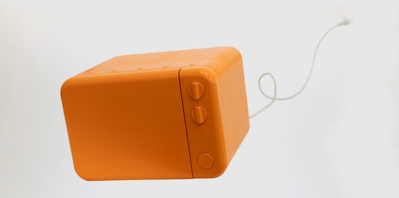 Orangene Mikrowelle aus Keramik